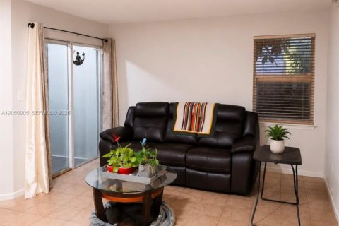 Touwnhouse à vendre à Miami, Floride: 3 chambres, 120.77 m2 № 2264894 - photo 16