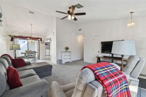 Condo in Land O' Lakes, Florida, 2 bedrooms  № 1791559 - photo 11