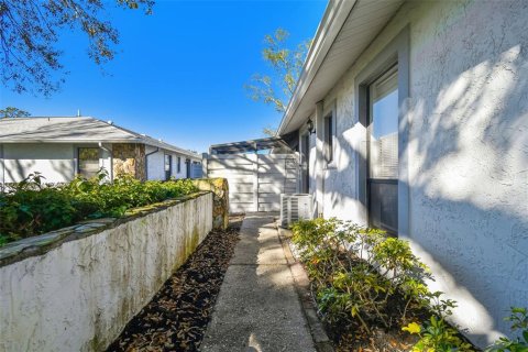 Condo in Land O' Lakes, Florida, 2 bedrooms  № 1791559 - photo 7