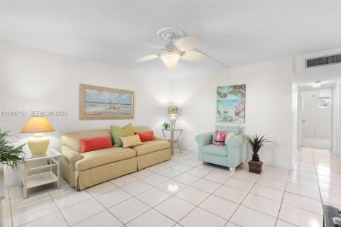 Купить кондоминиум в Помпано-Бич, Флорида 2 спальни, 83.98м2, № 2062423 - фото 4