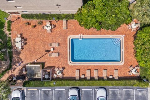 Купить кондоминиум в Помпано-Бич, Флорида 2 спальни, 83.98м2, № 2062423 - фото 22