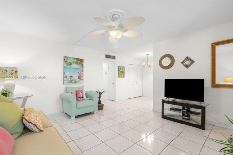 Купить кондоминиум в Помпано-Бич, Флорида 2 спальни, 83.98м2, № 2062423 - фото 5