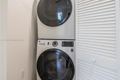 Apartment in Coral Gables, Florida 3 bedrooms, 136.1 sq.m. № 1994452 - photo 26