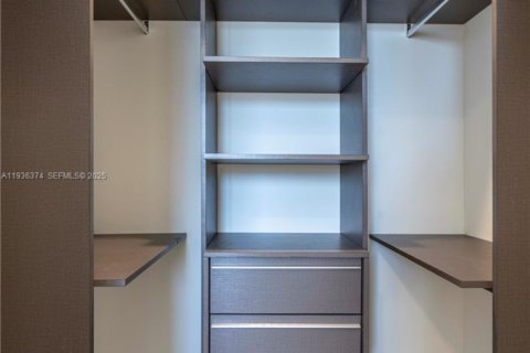 Apartment in Coral Gables, Florida 3 bedrooms, 136.1 sq.m. № 1994452 - photo 19