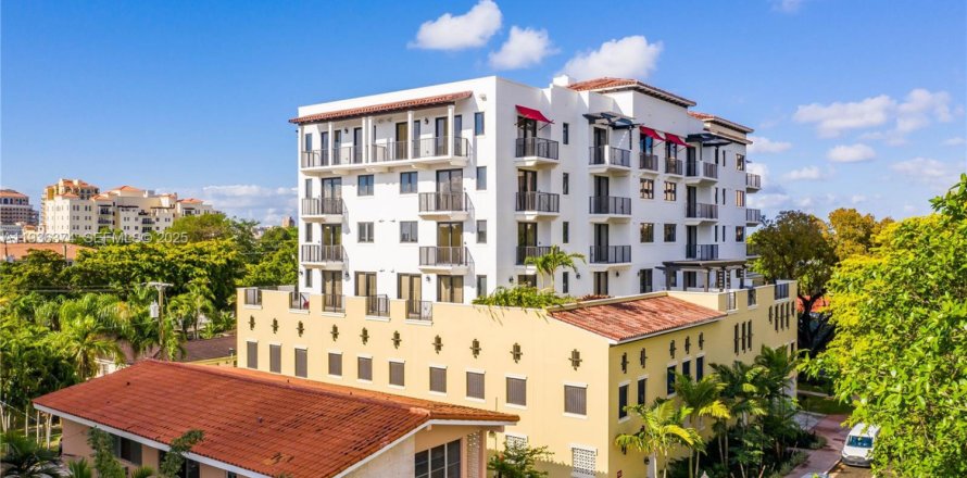 Apartment in Coral Gables, Florida 3 bedrooms, 136.1 sq.m. № 1994452