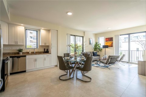 Apartment in Coral Gables, Florida 3 bedrooms, 136.1 sq.m. № 1994452 - photo 3