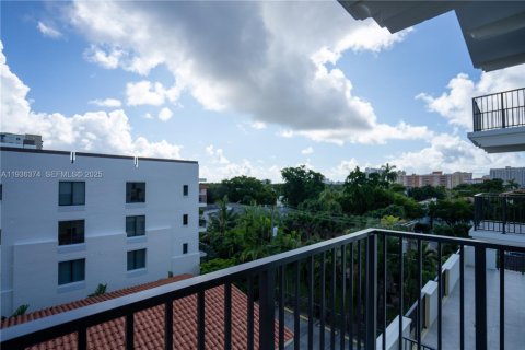 Apartment in Coral Gables, Florida 3 bedrooms, 136.1 sq.m. № 1994452 - photo 25