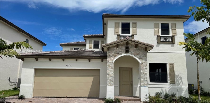 House in Miami, Florida 3 bedrooms, 291.62 sq.m. № 1942345