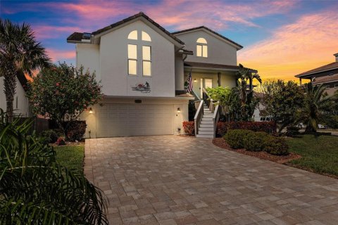 House in New Port Richey, Florida 3 bedrooms, 248.7 sq.m. № 1526911 - photo 1