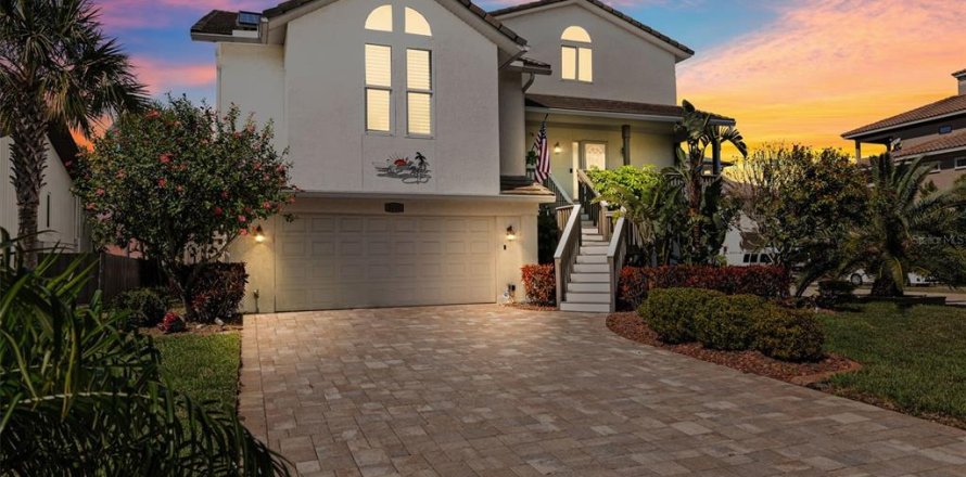 House in New Port Richey, Florida 3 bedrooms, 248.7 sq.m. № 1526911
