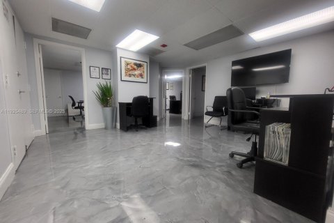 Купить коммерческую недвижимость в Норт-Майами, Флорида № 1986473 - фото 6