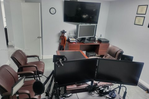 Купить коммерческую недвижимость в Норт-Майами, Флорида № 1986473 - фото 12