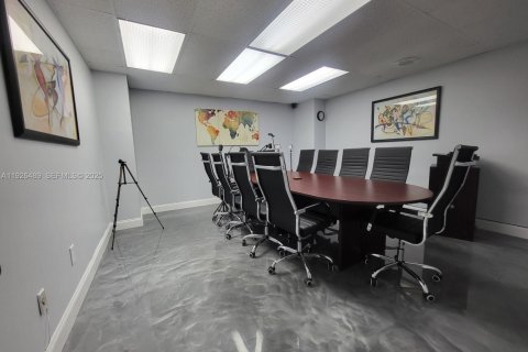 Купить коммерческую недвижимость в Норт-Майами, Флорида № 1986473 - фото 8