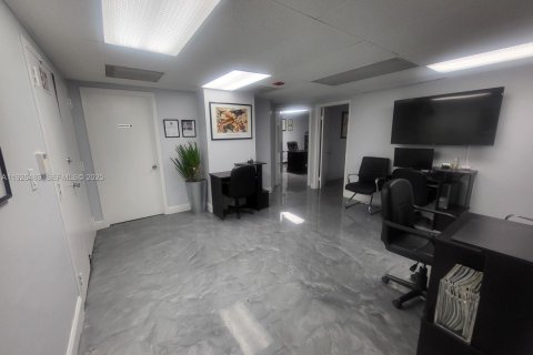 Купить коммерческую недвижимость в Норт-Майами, Флорида № 1986473 - фото 4