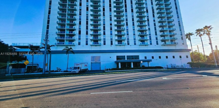 Коммерческая недвижимость в Норт-Майами, Флорида № 1986473