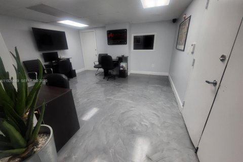 Купить коммерческую недвижимость в Норт-Майами, Флорида № 1986473 - фото 3