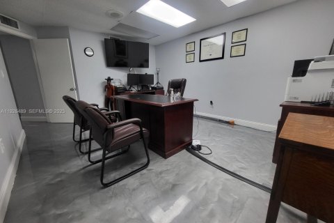Купить коммерческую недвижимость в Норт-Майами, Флорида № 1986473 - фото 10
