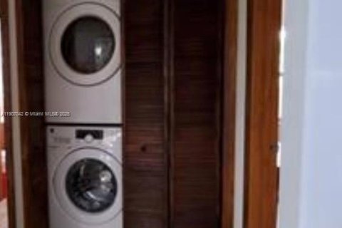 Commercial property in Miami, Florida 191.1 sq.m. № 1963624 - photo 8