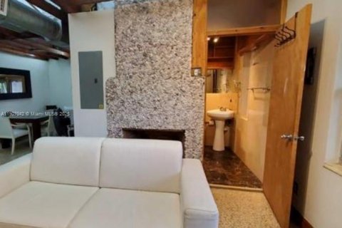 Commercial property in Miami, Florida 191.1 sq.m. № 1963624 - photo 3