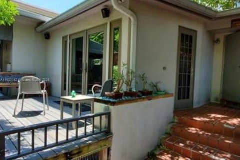 Commercial property in Miami, Florida 191.1 sq.m. № 1963624 - photo 1