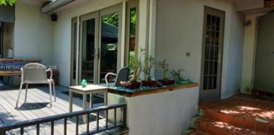 Commercial property in Miami, Florida 191.1 sq.m. № 1963624