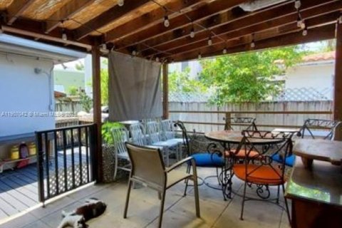 Commercial property in Miami, Florida 191.1 sq.m. № 1963624 - photo 9