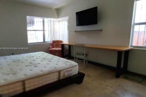 Commercial property in Miami, Florida 191.1 sq.m. № 1963624 - photo 4