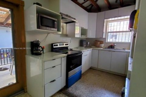 Commercial property in Miami, Florida 191.1 sq.m. № 1963624 - photo 6