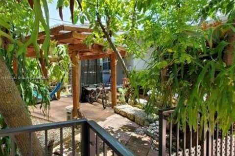 Commercial property in Miami, Florida 191.1 sq.m. № 1963624 - photo 2