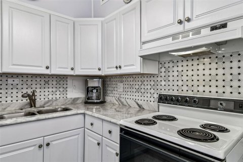 Condo in Clearwater, Florida, 2 bedrooms № 2234435 - photo 11