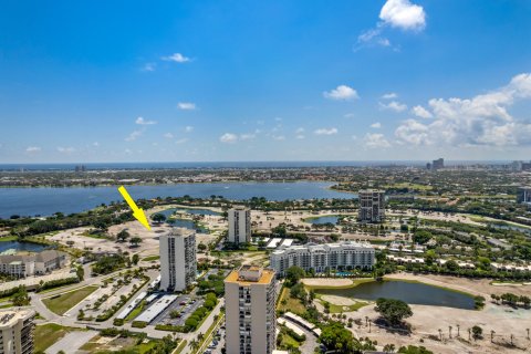 Condo in West Palm Beach, Florida, 2 bedrooms  № 1163231 - photo 1