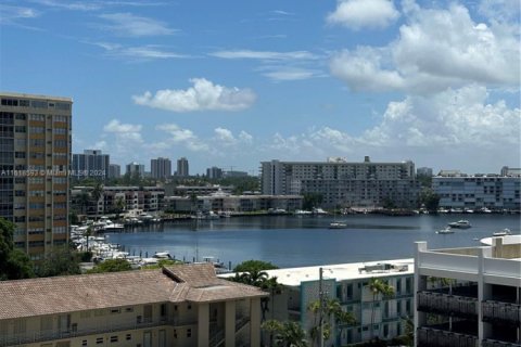 Condo in Hallandale Beach, Florida, 2 bedrooms  № 1692422 - photo 22