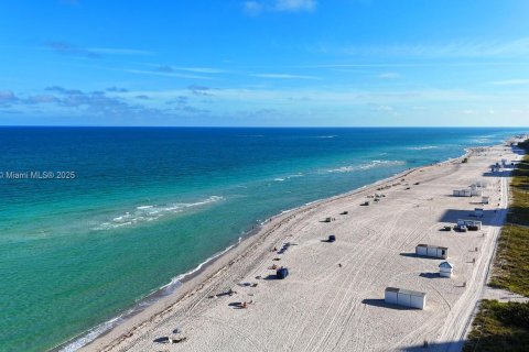 Condo in Miami Beach, Florida, 2 bedrooms  № 1944028 - photo 24