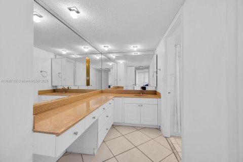 Condo in Miami Beach, Florida, 2 bedrooms  № 1944028 - photo 15