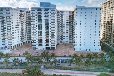 Condo in Miami Beach, Florida, 2 bedrooms  № 1944028 - photo 25