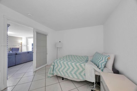 Condo in Miami Beach, Florida, 2 bedrooms  № 1944028 - photo 17
