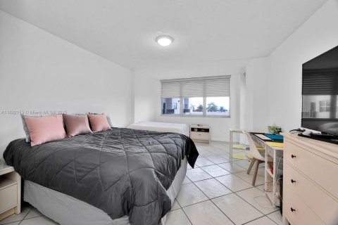 Condo in Miami Beach, Florida, 2 bedrooms  № 1944028 - photo 14