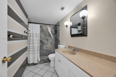 Condo in Miami Beach, Florida, 2 bedrooms  № 1944028 - photo 18