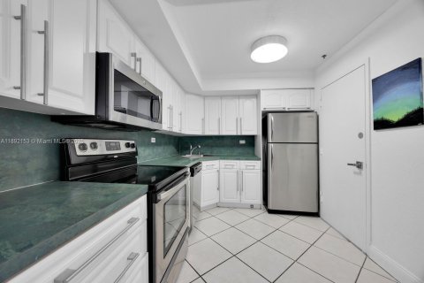 Condo in Miami Beach, Florida, 2 bedrooms  № 1944028 - photo 13