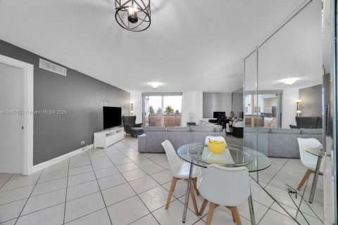 Condo in Miami Beach, Florida, 2 bedrooms  № 1944028 - photo 7