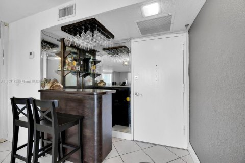 Condo in Miami Beach, Florida, 2 bedrooms  № 1944028 - photo 11