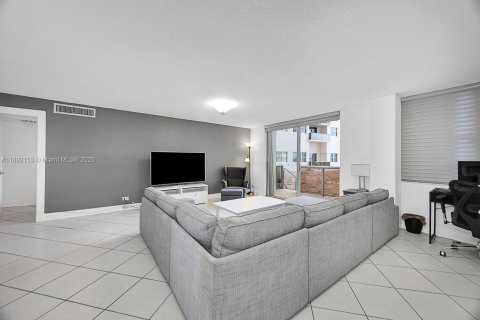 Condo in Miami Beach, Florida, 2 bedrooms  № 1944028 - photo 9
