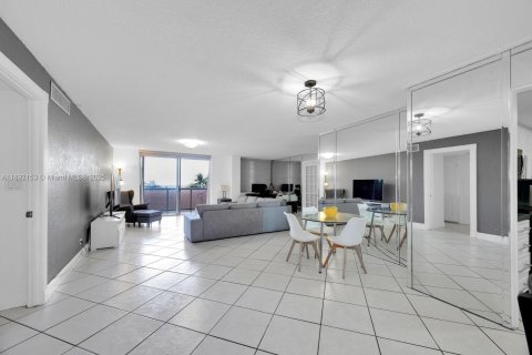Condo in Miami Beach, Florida, 2 bedrooms  № 1944028 - photo 6