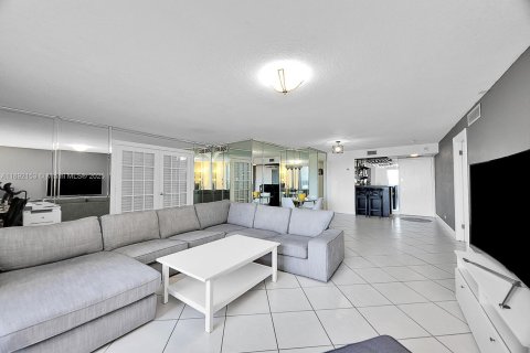 Condo in Miami Beach, Florida, 2 bedrooms  № 1944028 - photo 10