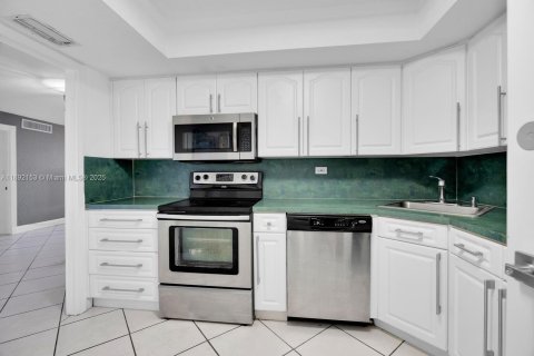 Condo in Miami Beach, Florida, 2 bedrooms  № 1944028 - photo 12