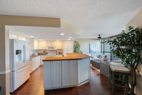 Condo in Saint Petersburg, Florida, 2 bedrooms № 2215904 - photo 18