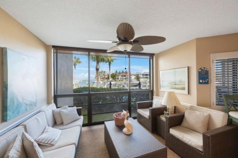 Condo in Saint Petersburg, Florida, 2 bedrooms № 2215904 - photo 22
