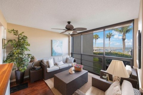 Condo in Saint Petersburg, Florida, 2 bedrooms № 2215904 - photo 9
