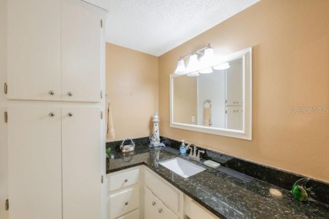 Condo in Saint Petersburg, Florida, 2 bedrooms № 2215904 - photo 29