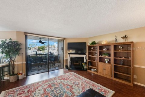 Condo in Saint Petersburg, Florida, 2 bedrooms № 2215904 - photo 16